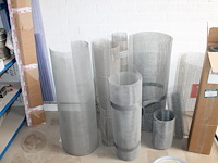 Producten en stellingen op entresol w.o. helmen, festo onderdelen, krachtstroomstekkers, harpsluitingen xxl... - afbeelding 11 van  12