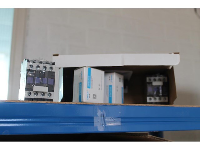 Producten en stellingen op entresol w.o. helmen, festo onderdelen, krachtstroomstekkers, harpsluitingen xxl... - afbeelding 12 van  12