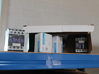 Producten en stellingen op entresol w.o. helmen, festo onderdelen, krachtstroomstekkers, harpsluitingen xxl... - afbeelding 12 van  12