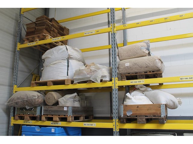 Productie grondstoffen w.o. vlasbalen, zaagsel, riet, vlasdoek en houtplaatjes op 7 pallets. - afbeelding 1 van  3