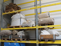 Productie grondstoffen w.o. vlasbalen, zaagsel, riet, vlasdoek en houtplaatjes op 7 pallets.