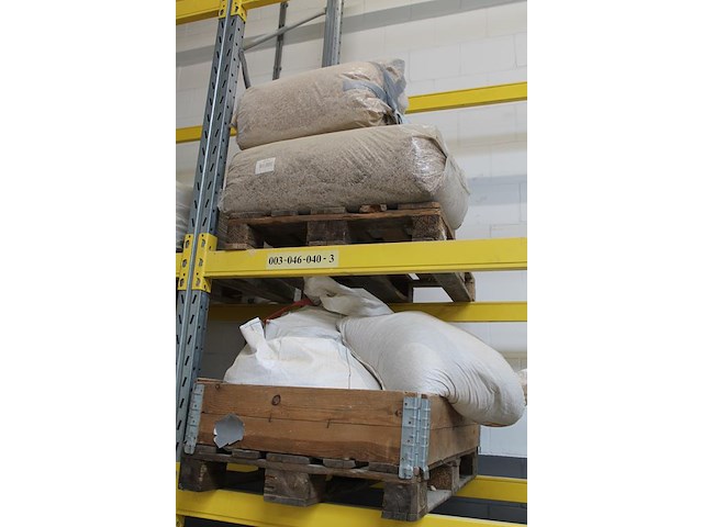 Productie grondstoffen w.o. vlasbalen, zaagsel, riet, vlasdoek en houtplaatjes op 7 pallets. - afbeelding 2 van  3