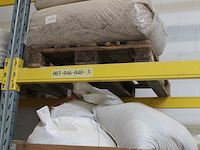 Productie grondstoffen w.o. vlasbalen, zaagsel, riet, vlasdoek en houtplaatjes op 7 pallets. - afbeelding 2 van  3