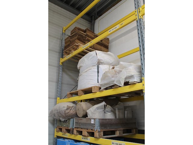 Productie grondstoffen w.o. vlasbalen, zaagsel, riet, vlasdoek en houtplaatjes op 7 pallets. - afbeelding 3 van  3