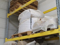 Productie grondstoffen w.o. vlasbalen, zaagsel, riet, vlasdoek en houtplaatjes op 7 pallets. - afbeelding 3 van  3