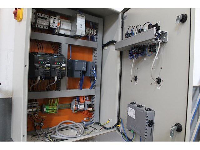 Proefproductieopstelling bestaande uit mengmachine met trechter, diverse spuitkoppen met besturingskast spr... - afbeelding 2 van  14