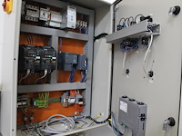 Proefproductieopstelling bestaande uit mengmachine met trechter, diverse spuitkoppen met besturingskast spr... - afbeelding 2 van  14