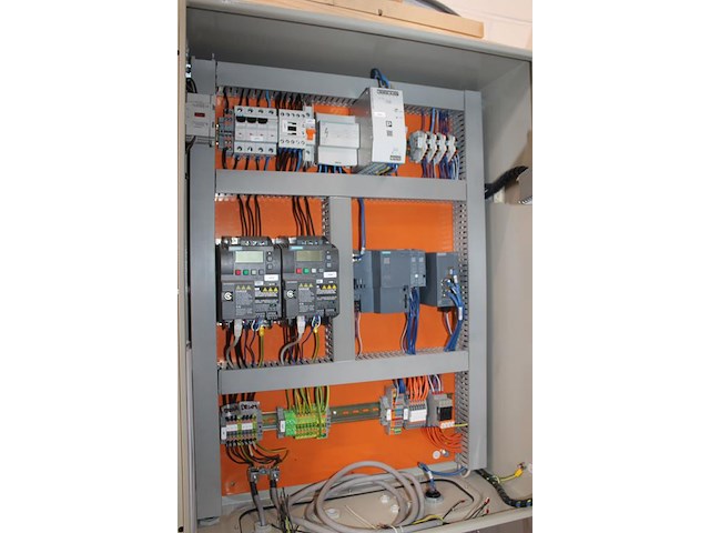 Proefproductieopstelling bestaande uit mengmachine met trechter, diverse spuitkoppen met besturingskast spr... - afbeelding 3 van  14