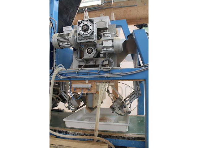 Proefproductieopstelling bestaande uit mengmachine met trechter, diverse spuitkoppen met besturingskast spr... - afbeelding 5 van  14