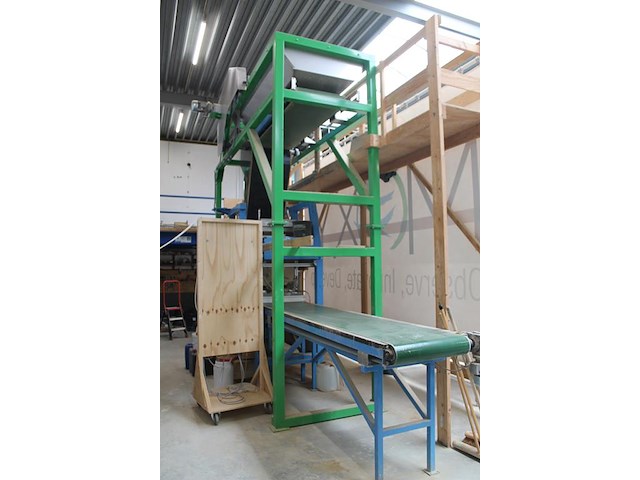 Proefproductieopstelling bestaande uit mengmachine met trechter, diverse spuitkoppen met besturingskast spr... - afbeelding 6 van  14