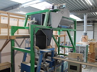 Proefproductieopstelling bestaande uit mengmachine met trechter, diverse spuitkoppen met besturingskast spr... - afbeelding 1 van  14