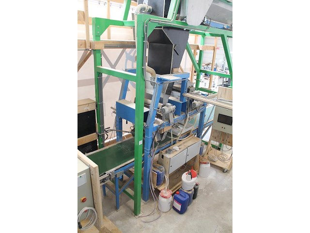 Proefproductieopstelling bestaande uit mengmachine met trechter, diverse spuitkoppen met besturingskast spr... - afbeelding 7 van  14