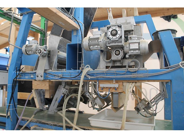 Proefproductieopstelling bestaande uit mengmachine met trechter, diverse spuitkoppen met besturingskast spr... - afbeelding 11 van  14