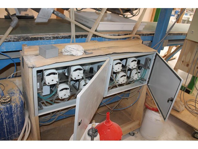 Proefproductieopstelling bestaande uit mengmachine met trechter, diverse spuitkoppen met besturingskast spr... - afbeelding 12 van  14