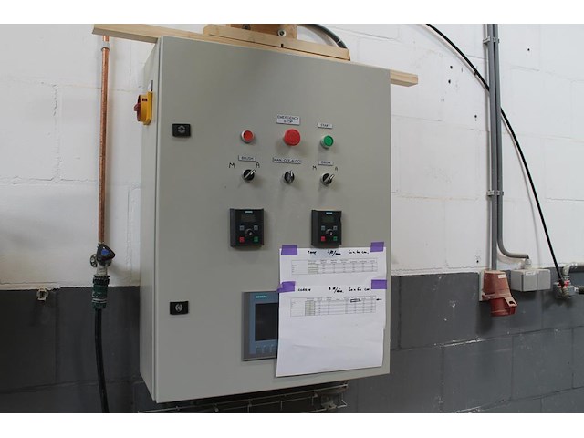 Proefproductieopstelling bestaande uit mengmachine met trechter, diverse spuitkoppen met besturingskast spr... - afbeelding 14 van  14