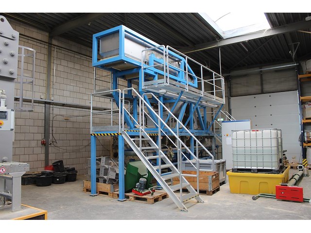 Proefproductieopstelling bestaande uit mengmachine met trechters, diverse spuitkoppen, lopende band, trappe... - afbeelding 1 van  8