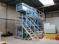 Proefproductieopstelling bestaande uit mengmachine met trechters, diverse spuitkoppen, lopende band, trappe...