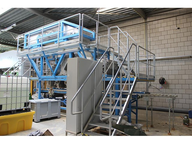 Proefproductieopstelling bestaande uit mengmachine met trechters, diverse spuitkoppen, lopende band, trappe... - afbeelding 2 van  8