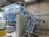 Proefproductieopstelling bestaande uit mengmachine met trechters, diverse spuitkoppen, lopende band, trappe... - afbeelding 2 van  8