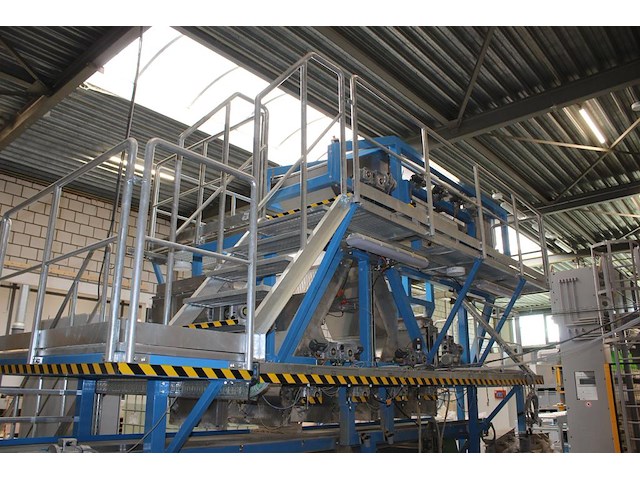 Proefproductieopstelling bestaande uit mengmachine met trechters, diverse spuitkoppen, lopende band, trappe... - afbeelding 3 van  8