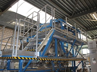 Proefproductieopstelling bestaande uit mengmachine met trechters, diverse spuitkoppen, lopende band, trappe... - afbeelding 3 van  8