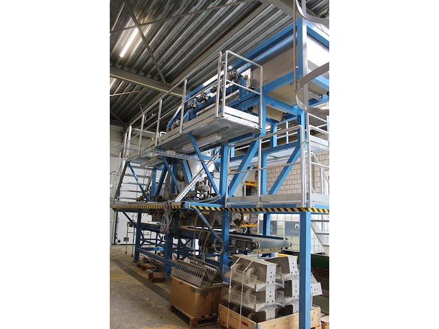 Proefproductieopstelling bestaande uit mengmachine met trechters, diverse spuitkoppen, lopende band, trappe... - afbeelding 4 van  8