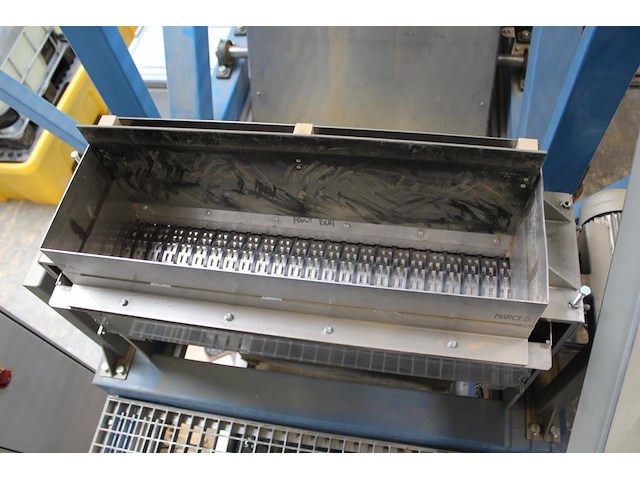 Proefproductieopstelling bestaande uit mengmachine met trechters, diverse spuitkoppen, lopende band, trappe... - afbeelding 5 van  8