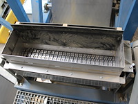 Proefproductieopstelling bestaande uit mengmachine met trechters, diverse spuitkoppen, lopende band, trappe... - afbeelding 5 van  8