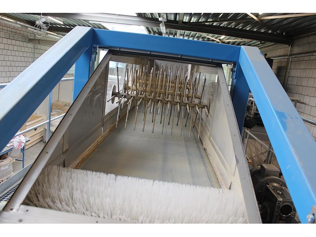 Proefproductieopstelling bestaande uit mengmachine met trechters, diverse spuitkoppen, lopende band, trappe... - afbeelding 6 van  8