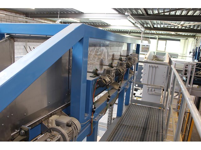 Proefproductieopstelling bestaande uit mengmachine met trechters, diverse spuitkoppen, lopende band, trappe... - afbeelding 7 van  8