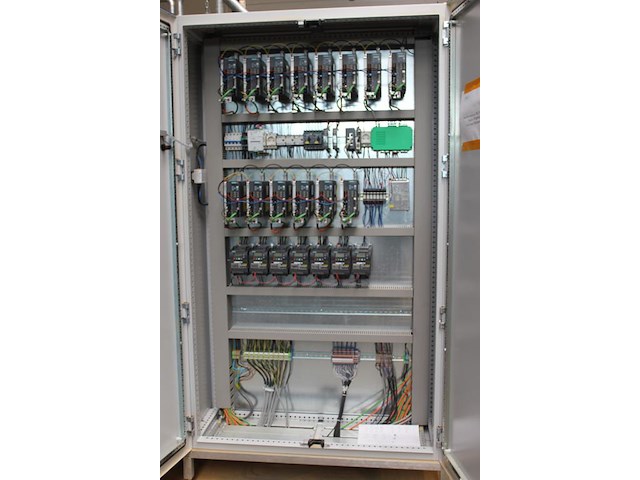 Proefproductieopstelling bestaande uit mengmachine met trechters, diverse spuitkoppen, lopende band, trappe... - afbeelding 8 van  8