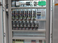 Proefproductieopstelling bestaande uit mengmachine met trechters, diverse spuitkoppen, lopende band, trappe... - afbeelding 8 van  8