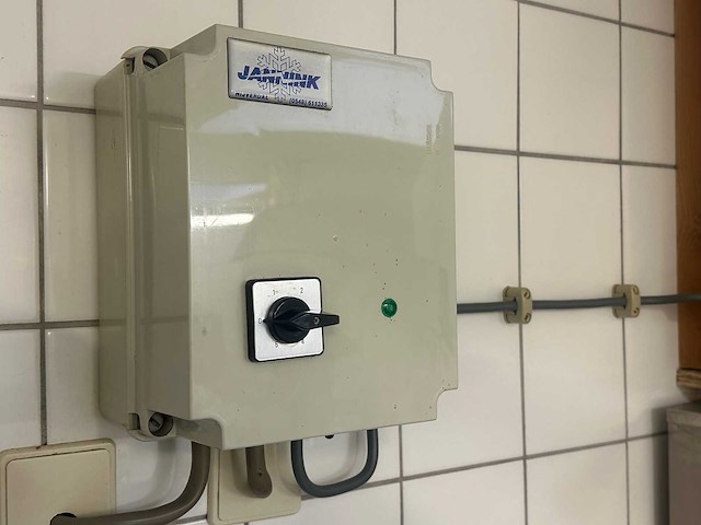 Professionele afzuigkap met motor en schakelkast - afbeelding 4 van  7