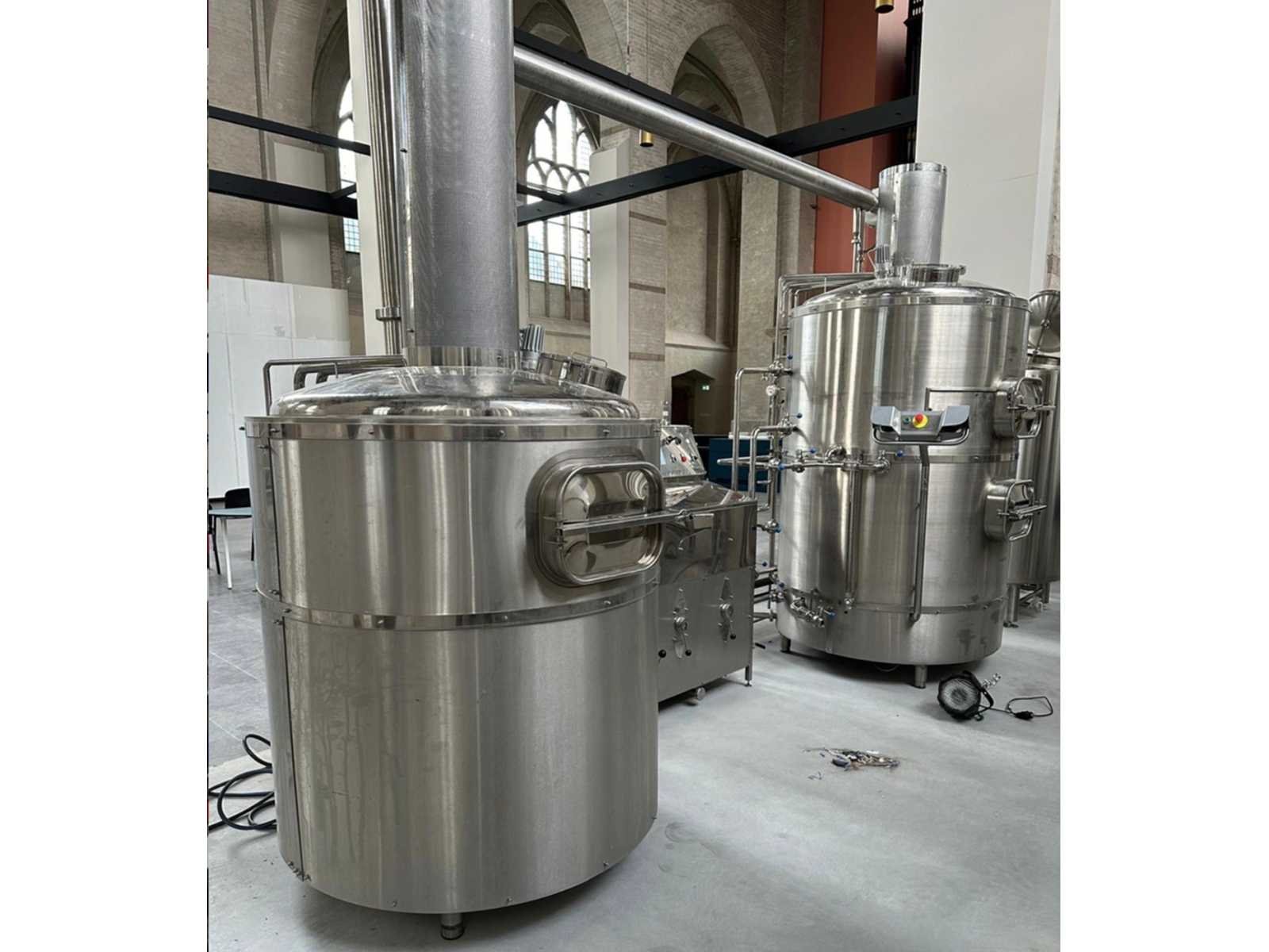Professionele brouwerij-installaties, fermentatietanks, chillers en procesapparatuur