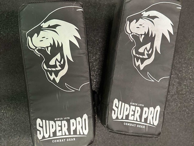 Professionele gym- en bokstraining set – inclusief spinningfiets, bokszakken, fitnessmaterialen & accessoires - afbeelding 6 van  24