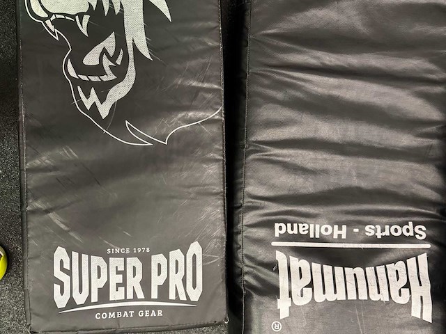 Professionele gym- en bokstraining set – inclusief spinningfiets, bokszakken, fitnessmaterialen & accessoires - afbeelding 7 van  24