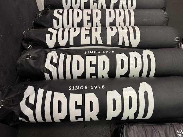 Professionele gym- en bokstraining set – inclusief spinningfiets, bokszakken, fitnessmaterialen & accessoires - afbeelding 8 van  24