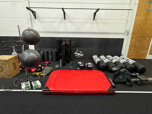 Professionele gym- en bokstraining set – inclusief spinningfiets, bokszakken, fitnessmaterialen & accessoires - afbeelding 1 van  24