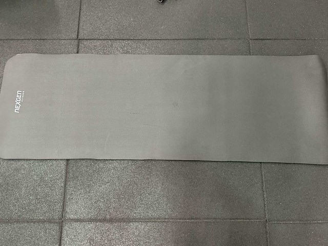 Professionele gym- en bokstraining set – inclusief spinningfiets, bokszakken, fitnessmaterialen & accessoires - afbeelding 15 van  24