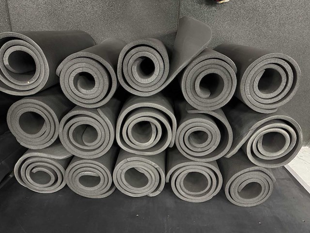 Professionele gym- en bokstraining set – inclusief spinningfiets, bokszakken, fitnessmaterialen & accessoires - afbeelding 16 van  24