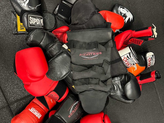 Professionele gym- en bokstraining set – inclusief spinningfiets, bokszakken, fitnessmaterialen & accessoires - afbeelding 17 van  24