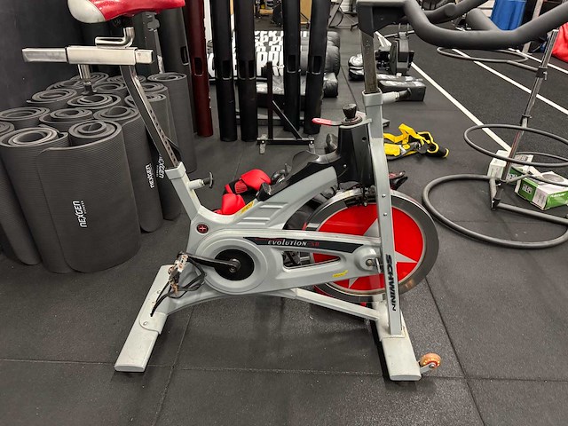 Professionele gym- en bokstraining set – inclusief spinningfiets, bokszakken, fitnessmaterialen & accessoires - afbeelding 18 van  24