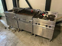 Professionele modular rvs horeca-opstelling bestaande uit dubbele frituur, grillplaat en 4-pits fornuis op krachtstroom - afbeelding 1 van  14