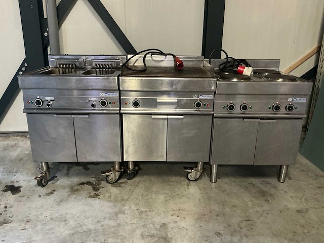 Professionele modular rvs horeca-opstelling bestaande uit dubbele frituur, grillplaat en 4-pits fornuis op krachtstroom - afbeelding 7 van  14