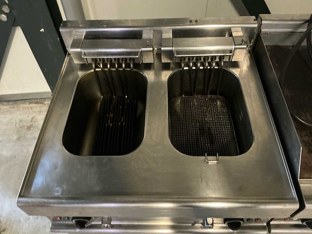 Professionele modular rvs horeca-opstelling bestaande uit dubbele frituur, grillplaat en 4-pits fornuis op krachtstroom - afbeelding 9 van  14