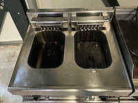 Professionele modular rvs horeca-opstelling bestaande uit dubbele frituur, grillplaat en 4-pits fornuis op krachtstroom - afbeelding 9 van  14