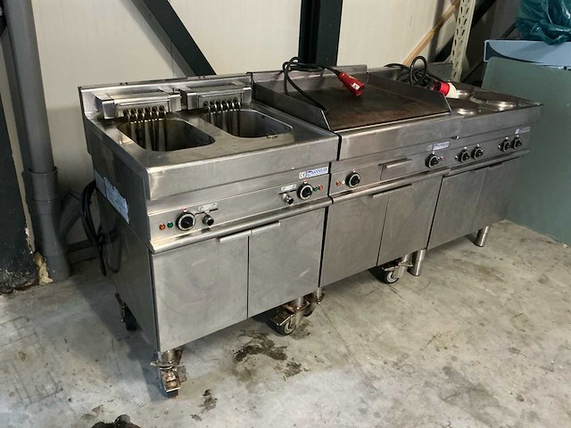 Professionele modular rvs horeca-opstelling bestaande uit dubbele frituur, grillplaat en 4-pits fornuis op krachtstroom - afbeelding 12 van  14