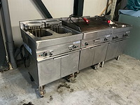 Professionele modular rvs horeca-opstelling bestaande uit dubbele frituur, grillplaat en 4-pits fornuis op krachtstroom - afbeelding 12 van  14