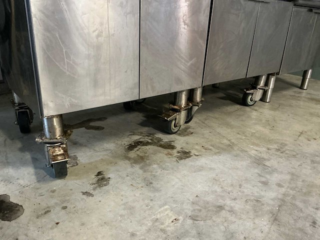 Professionele modular rvs horeca-opstelling bestaande uit dubbele frituur, grillplaat en 4-pits fornuis op krachtstroom - afbeelding 13 van  14