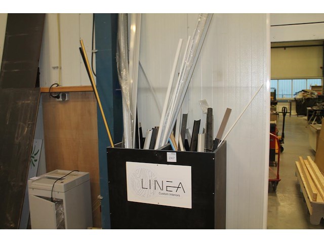 Profielen en grepen in diverse maten en uitvoeringen in bak. - afbeelding 1 van  4